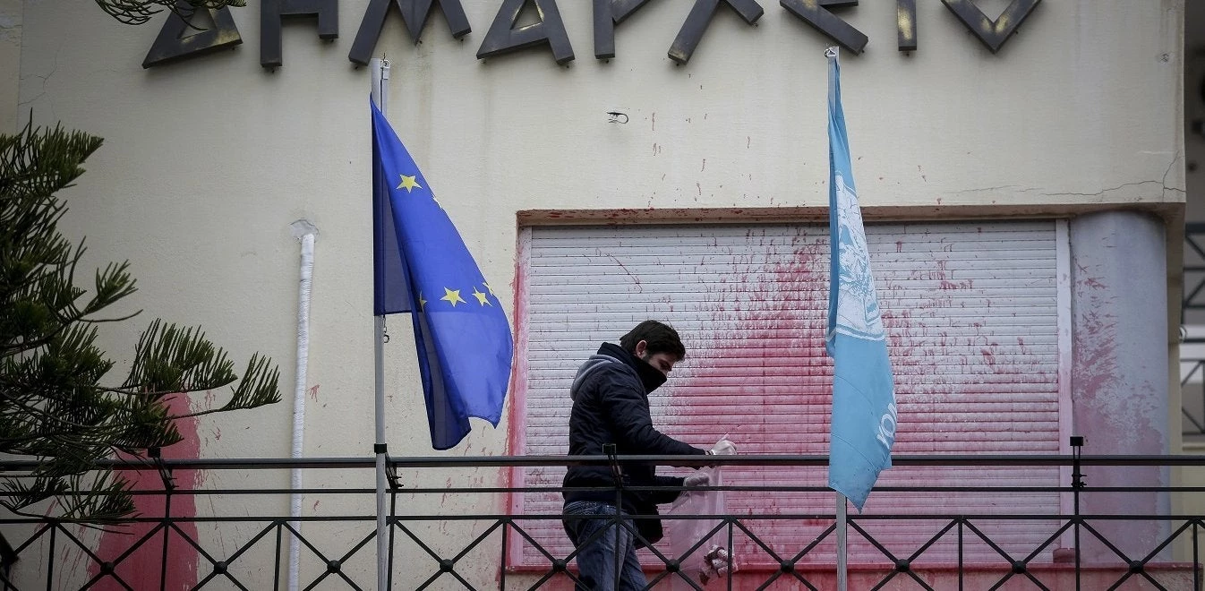 Βίντεο: Καρέ-καρέ η καταδρομική επίθεση του Ρουβίκωνα στο Δημαρχείο Αλίμου